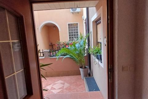 Istra,Pula-kuća u nizu s 3 stana,okućnicom i terasama