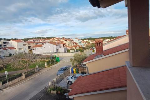 Istra,Pula-kuća u nizu s 3 stana,okućnicom i terasama