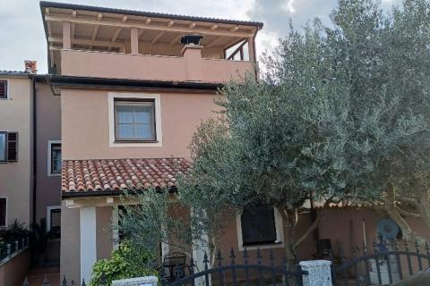 Istra,Pula-kuća u nizu s 3 stana,okućnicom i terasama