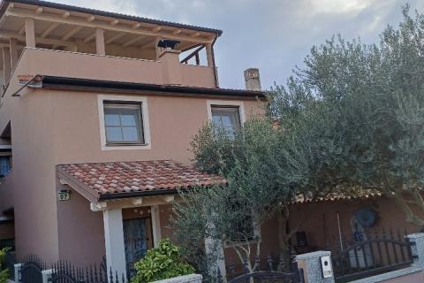 Istra,Pula-kuća u nizu s 3 stana,okućnicom i terasama