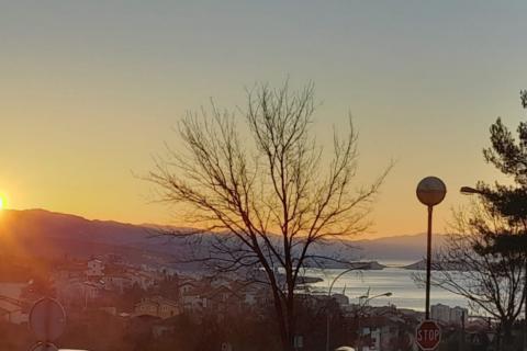 Rijeka, Hosti, dvosoban stan 65m2, parking, okućnica