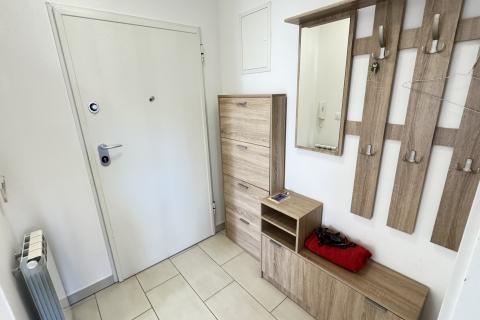 Rijeka, Hosti, dvosoban stan 65m2, parking, okućnica