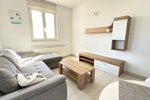 Rijeka, Hosti, dvosoban stan 65m2, parking, okućnica