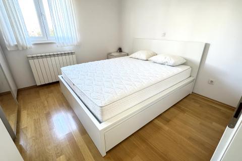 Rijeka, Hosti, dvosoban stan 65m2, parking, okućnica