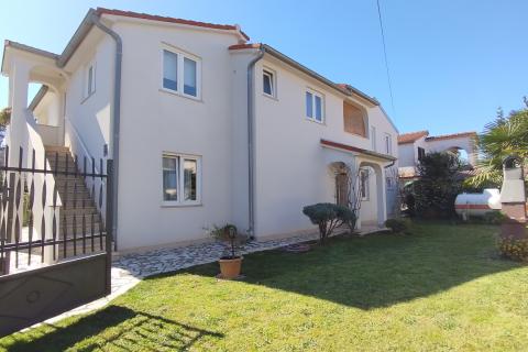 Istra, Vrsar, okolica,  kuća s 4 apartmana blizu mora