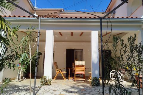 Istra, Vrsar, okolica,  kuća s 4 apartmana blizu mora