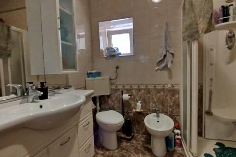 Istra, Kanfanar - Povijesna kamena kuća s pogledom na more