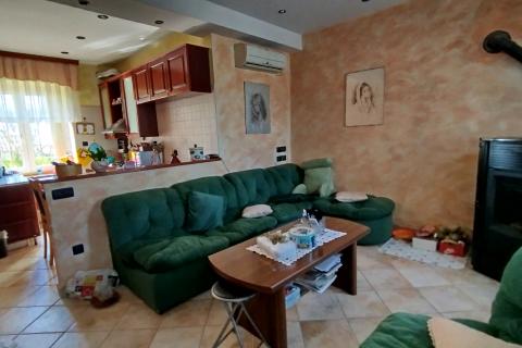 Istra, Kanfanar - Povijesna kamena kuća s pogledom na more