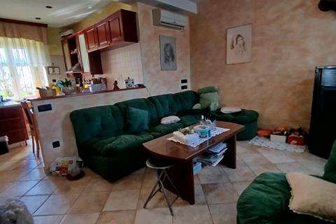 Istra, Kanfanar - Povijesna kamena kuća s pogledom na more