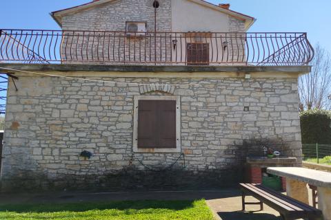 Istra, Kanfanar - Povijesna kamena kuća s pogledom na more