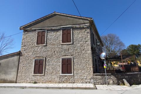 Istra, Kanfanar - Povijesna kamena kuća s pogledom na more