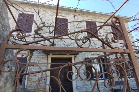 Istra, Kanfanar - Povijesna kamena kuća s pogledom na more