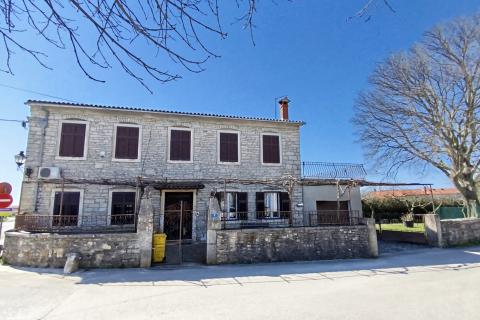 Istra, Kanfanar - Povijesna kamena kuća s pogledom na more