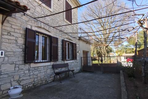 Istra, Kanfanar - Povijesna kamena kuća s pogledom na more