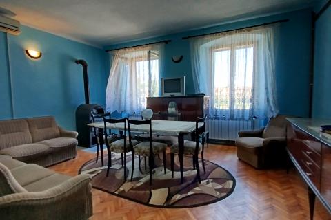 Istra, Kanfanar - Povijesna kamena kuća s pogledom na more