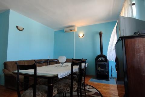 Istra, Kanfanar - Povijesna kamena kuća s pogledom na more