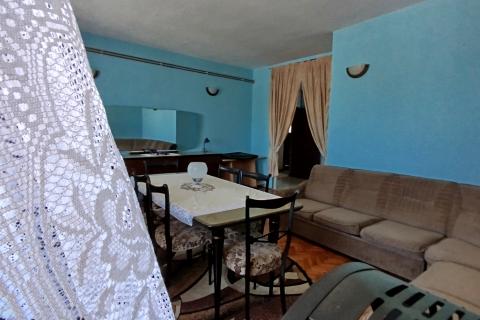 Istra, Kanfanar - Povijesna kamena kuća s pogledom na more