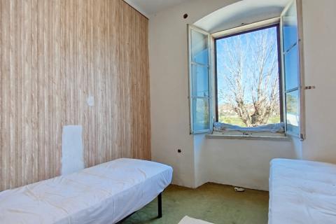 Istra, Kanfanar - Povijesna kamena kuća s pogledom na more