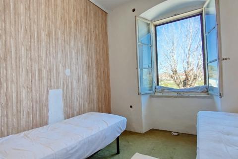 Istra, Kanfanar - Povijesna kamena kuća s pogledom na more