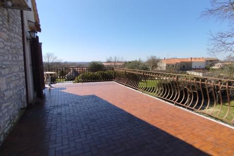 Istra, Kanfanar - Povijesna kamena kuća s pogledom na more