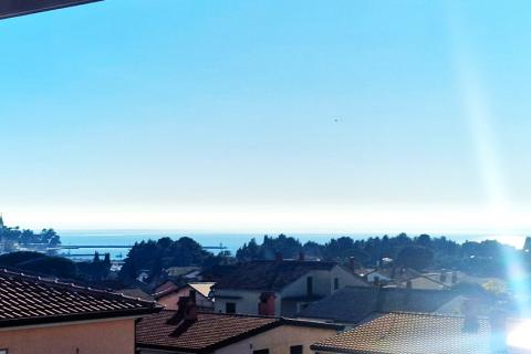 Istra,Novigrad-Dvosobni stan s pogledom na more