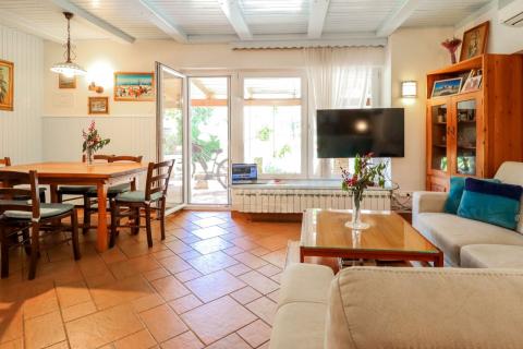 Istra,Lovrečica-Kuća prizemnica s prostranim vrtom