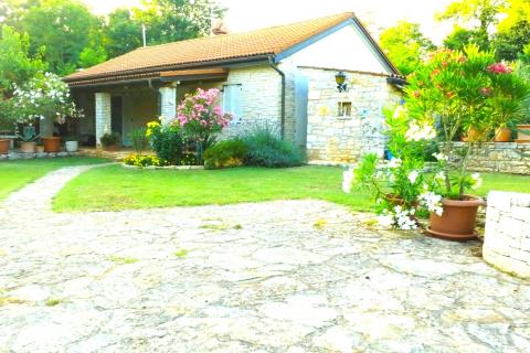 Istra,Lovrečica-Kuća prizemnica s prostranim vrtom