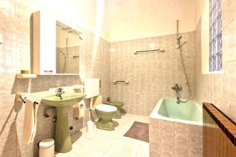 Istra,Brtonigla-Trosoban stan u centru s pogledom na more