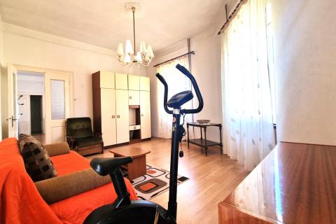 Istra,Brtonigla-Trosoban stan u centru s pogledom na more