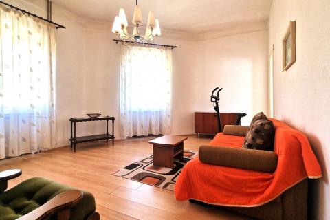 Istra,Brtonigla-Trosoban stan u centru s pogledom na more