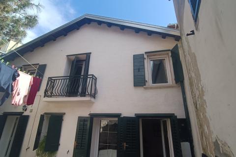 Istra, Rovinj, kuća u starogradskoj jezgri s privatnim dvorištem