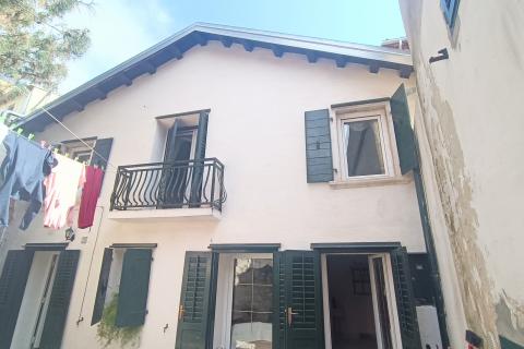 Istra, Rovinj, kuća u starogradskoj jezgri s privatnim dvorištem