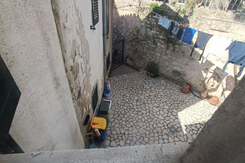 Istra, Rovinj, kuća u starogradskoj jezgri s privatnim dvorištem