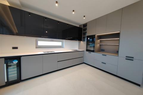 OTOK KRK-GRAD KRK luksuzan apatrman na prvom katu ,100 metara do mora