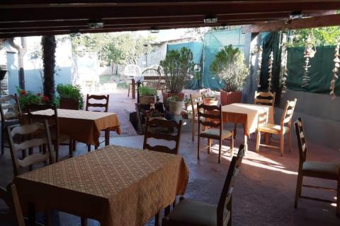 Istra, Brtonigla, ugostiteljski prostor od 274,71 m2 sa više stanova i dvorištem