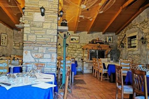 Istra, Brtonigla, ugostiteljski prostor od 274,71 m2 sa više stanova i dvorištem