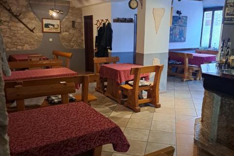 Istra, Brtonigla, ugostiteljski prostor od 274,71 m2 sa više stanova i dvorištem