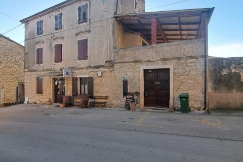 Istra, Brtonigla, ugostiteljski prostor od 274,71 m2 sa više stanova i dvorištem