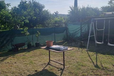 Istra, Brtonigla, ugostiteljski prostor od 274,71 m2 sa više stanova i dvorištem