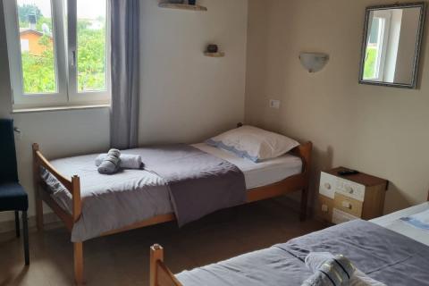 Istra, Brtonigla, ugostiteljski prostor od 274,71 m2 sa više stanova i dvorištem