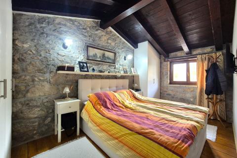 ISTRA,LUPOGLAV- kamena kuća s velikom okućnicom