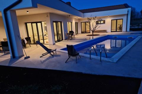 Istra, Rovinj - Moderna kuća s bazenom na osami 