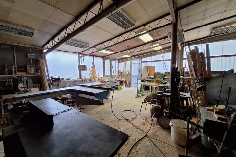 Opatija, okolica - poslovna zgrada s apartmanom