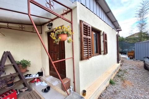 Opatija, okolica - poslovna zgrada s apartmanom