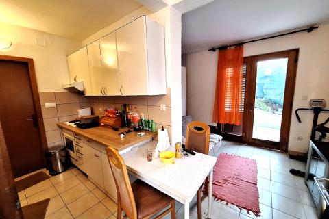 Opatija, okolica - poslovna zgrada s apartmanom
