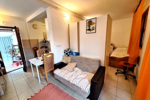 Opatija, okolica - poslovna zgrada s apartmanom