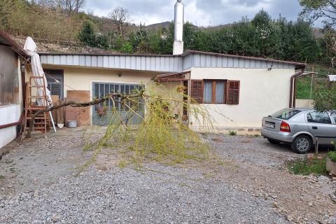 Opatija, okolica - poslovna zgrada s apartmanom