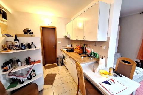 Opatija, okolica - poslovna zgrada s apartmanom