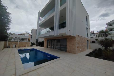 OTOK KRK-GRAD KRK luksuzan apatrman na prvom katu ,100 metara do mora