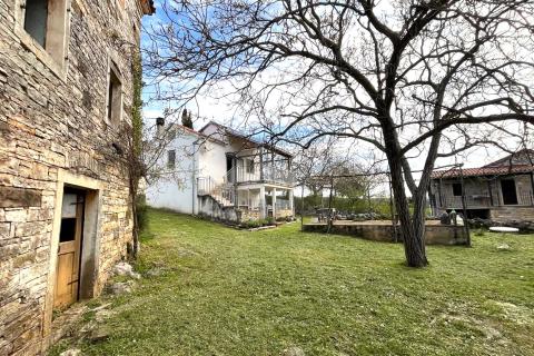 Istra, Oprtalj, okolica – kompleks nekretnina s potencijalom za turizam ili miran život na selu